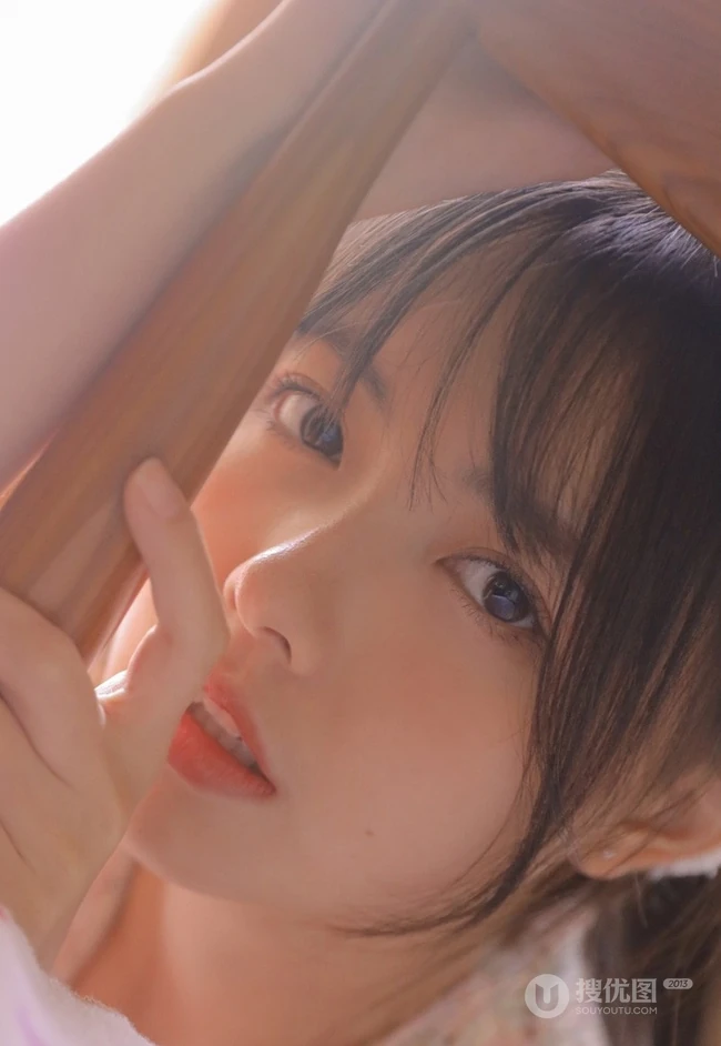 童年阳光里那一束美丽的花，花季少女唯美可爱室内写真照