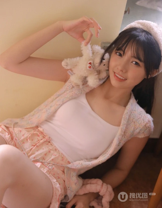 童年阳光里那一束美丽的花，花季少女唯美可爱室内写真照