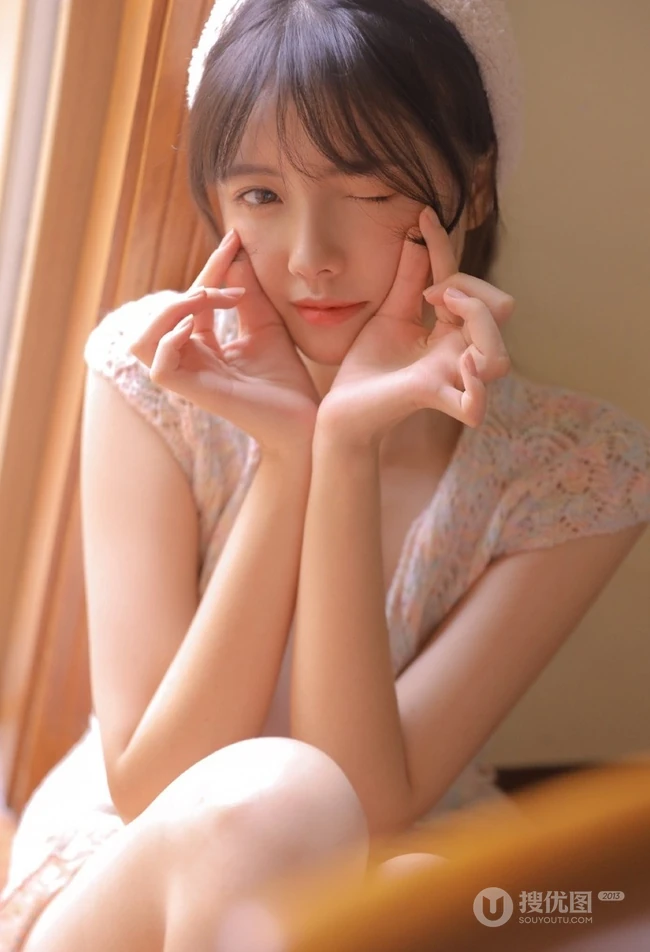 童年阳光里那一束美丽的花，花季少女唯美可爱室内写真照