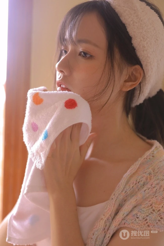 童年阳光里那一束美丽的花，花季少女唯美可爱室内写真照