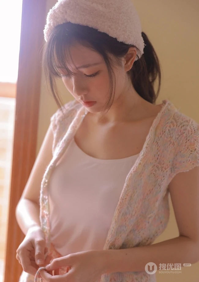 童年阳光里那一束美丽的花，花季少女唯美可爱室内写真照