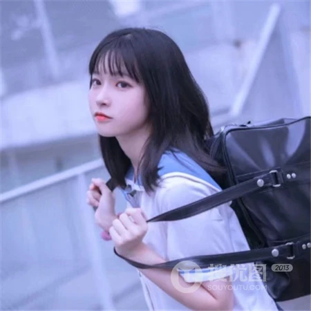 学生制服短裙可爱女孩户外街拍清新微信真人头像