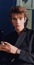 UNINE组合成员何昶希帅气复古秋装笔挺写真图片