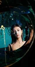 张子枫参加展览活动写真图片，肩带礼裙短裙气质可爱