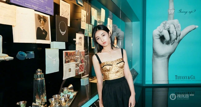 张子枫参加展览活动写真图片，肩带礼裙短裙气质可爱