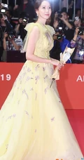 林允儿釜山电影节惊艳亮相，黄色蕾丝长裙礼服大方优雅