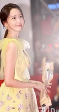 林允儿釜山电影节惊艳亮相，黄色蕾丝长裙礼服大方优雅