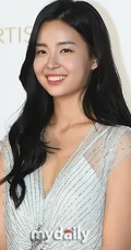金世妍气质亮相釜山电影节 V领白裙礼服笑容灿烂