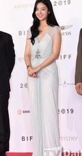 金世妍气质亮相釜山电影节 V领白裙礼服笑容灿烂