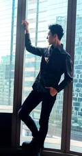王子异帅气短发发型写真图片，迷彩衬衫黑裤酷帅硬朗