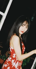 SNH48成员莫寒复古风写真美图，肩带连衣花裙年代感十足