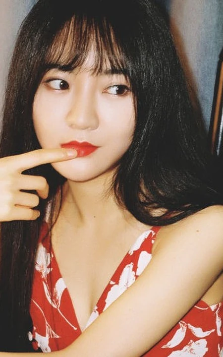 SNH48成员莫寒复古风写真美图，肩带连衣花裙年代感十足