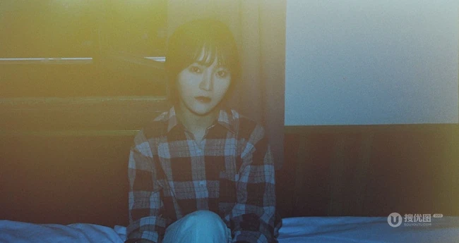 SNH48成员莫寒复古风写真美图，肩带连衣花裙年代感十足