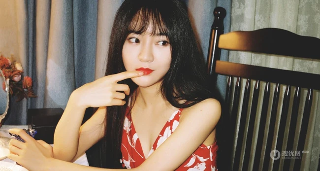 SNH48成员莫寒复古风写真美图，肩带连衣花裙年代感十足