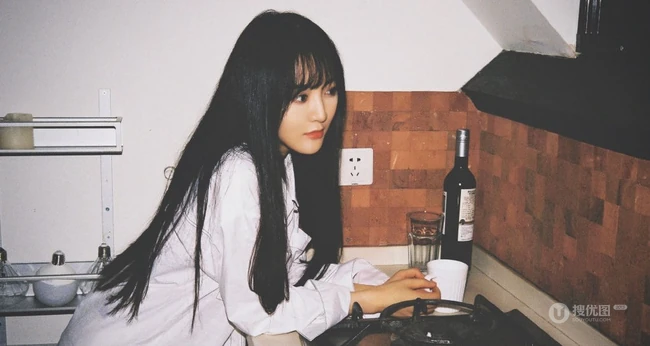 SNH48成员莫寒复古风写真美图，肩带连衣花裙年代感十足