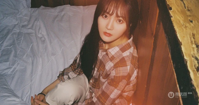 SNH48成员莫寒复古风写真美图，肩带连衣花裙年代感十足