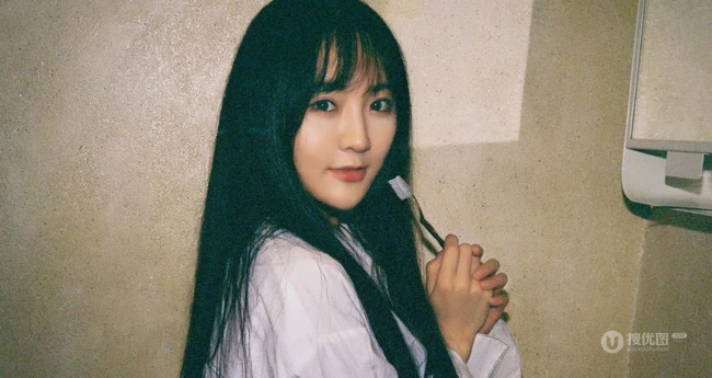 SNH48成员莫寒复古风写真美图，肩带连衣花裙年代感十足