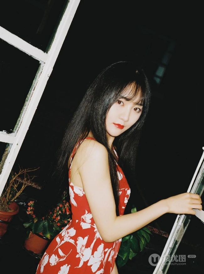 SNH48成员莫寒复古风写真美图，肩带连衣花裙年代感十足