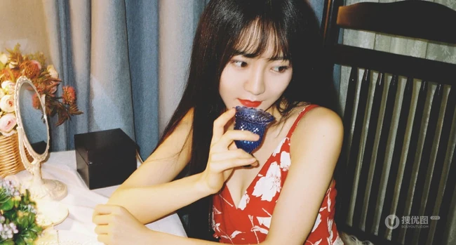 SNH48成员莫寒复古风写真美图，肩带连衣花裙年代感十足