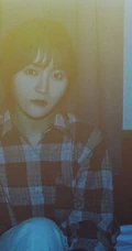 SNH48成员莫寒复古风写真美图，肩带连衣花裙年代感十足