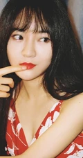 SNH48成员莫寒复古风写真美图，肩带连衣花裙年代感十足