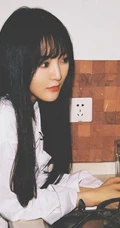 SNH48成员莫寒复古风写真美图，肩带连衣花裙年代感十足