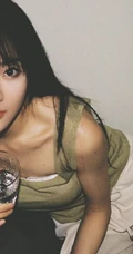 莫寒复古风写真美图二，肩带背心搭长裤清爽怡人