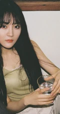 莫寒复古风写真美图二，肩带背心搭长裤清爽怡人