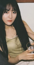 莫寒复古风写真美图二，肩带背心搭长裤清爽怡人