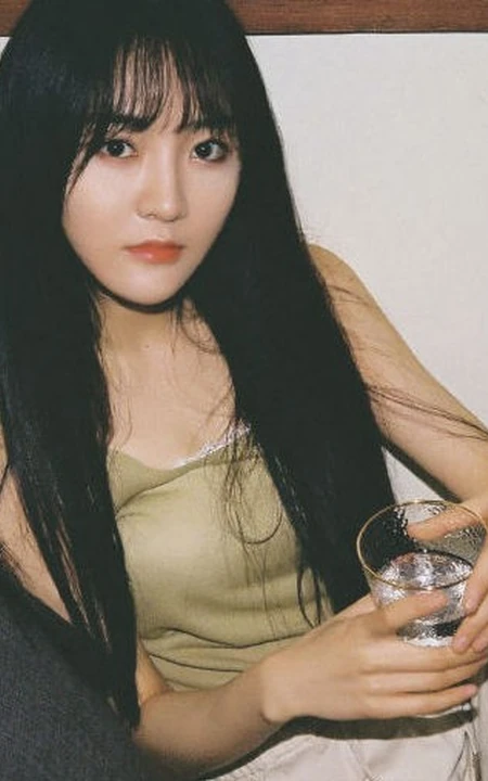 莫寒复古风写真美图二，肩带背心搭长裤清爽怡人