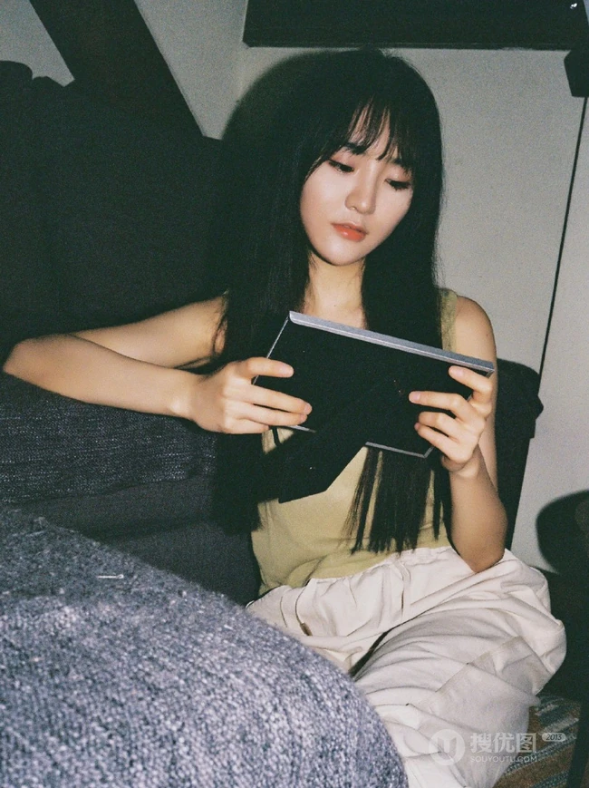 莫寒复古风写真美图二，肩带背心搭长裤清爽怡人