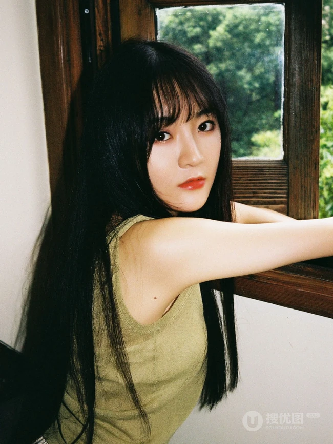 莫寒复古风写真美图二，肩带背心搭长裤清爽怡人