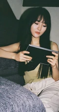莫寒复古风写真美图二，肩带背心搭长裤清爽怡人