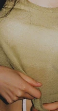 莫寒复古风写真美图二，肩带背心搭长裤清爽怡人