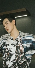 彦希帅气杂志写真图片，短袖花衬衫俊朗动人