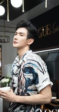 彦希帅气杂志写真图片，短袖花衬衫俊朗动人