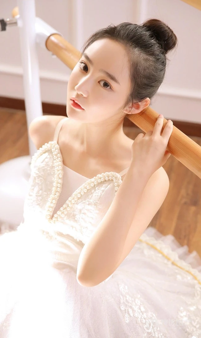 精选芭蕾舞裙少女训练房高清唯美写真图片