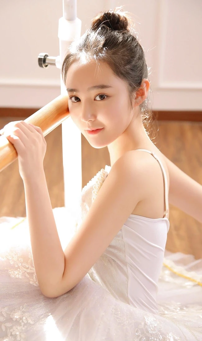 精选芭蕾舞裙少女训练房高清唯美写真图片