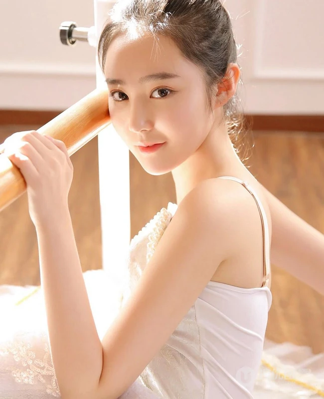 精选芭蕾舞裙少女训练房高清唯美写真图片