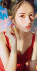 清纯丸子头女生红裙肩带与草莓，鹅共影冷艳绝美写真