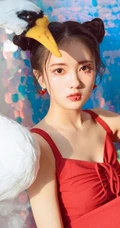 清纯丸子头女生红裙肩带与草莓，鹅共影冷艳绝美写真