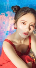 清纯丸子头女生红裙肩带与草莓，鹅共影冷艳绝美写真