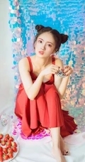 清纯丸子头女生红裙肩带与草莓，鹅共影冷艳绝美写真