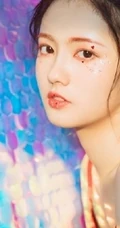 清纯丸子头女生红裙肩带与草莓，鹅共影冷艳绝美写真