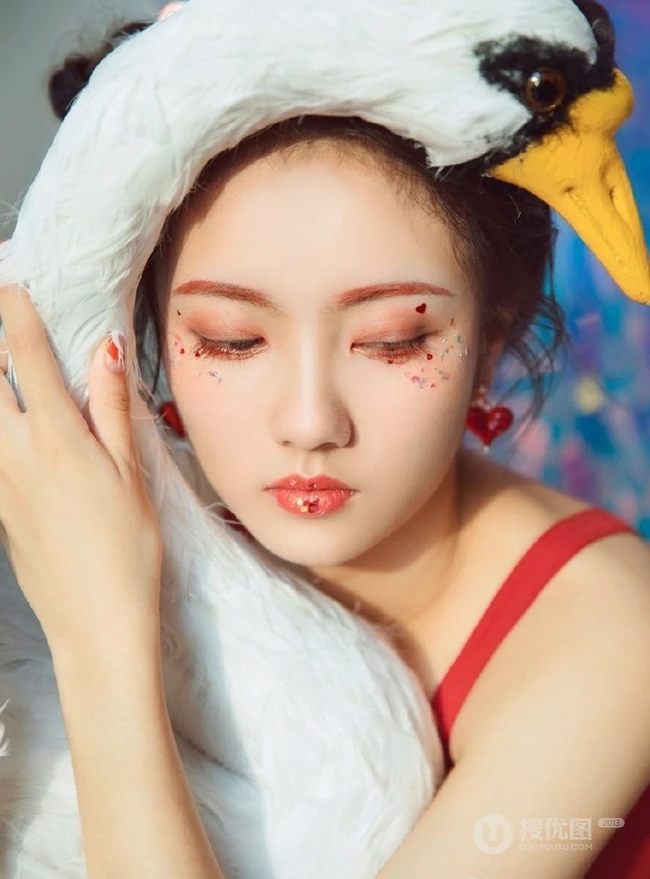清纯丸子头女生红裙肩带与草莓，鹅共影冷艳绝美写真