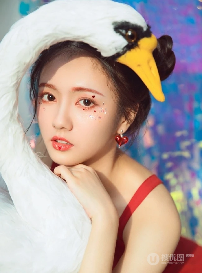 清纯丸子头女生红裙肩带与草莓，鹅共影冷艳绝美写真