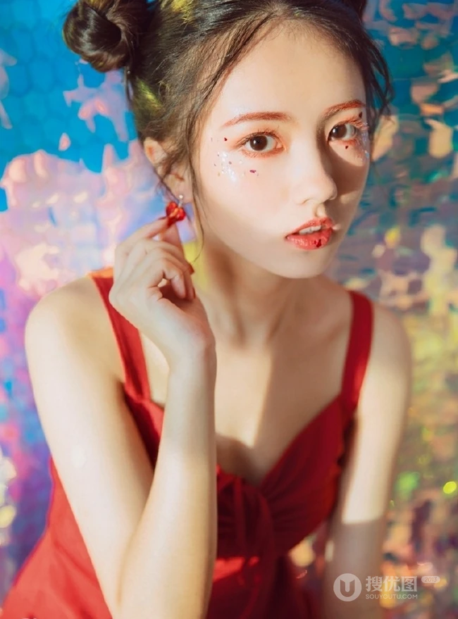 清纯丸子头女生红裙肩带与草莓，鹅共影冷艳绝美写真