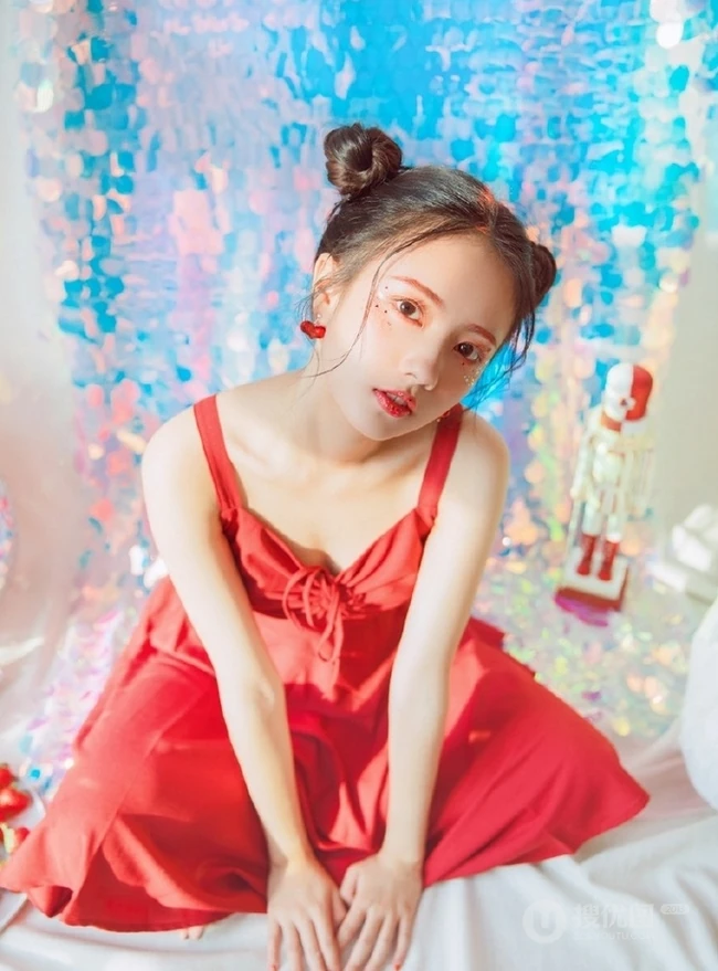 清纯丸子头女生红裙肩带与草莓，鹅共影冷艳绝美写真