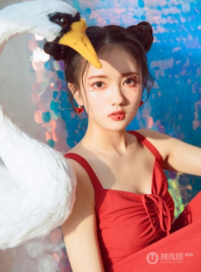 清纯丸子头女生红裙肩带与草莓，鹅共影冷艳绝美写真