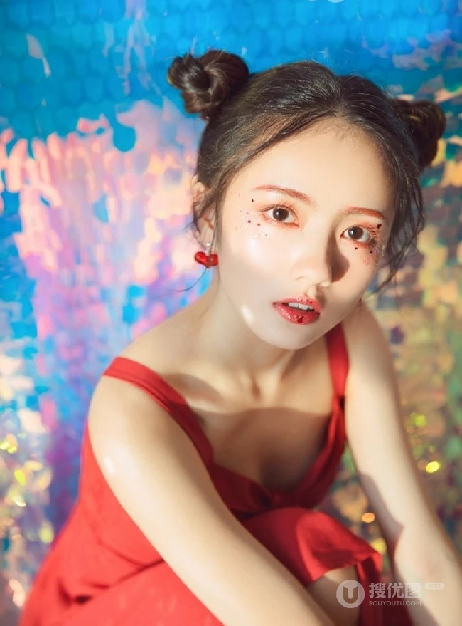 清纯丸子头女生红裙肩带与草莓，鹅共影冷艳绝美写真